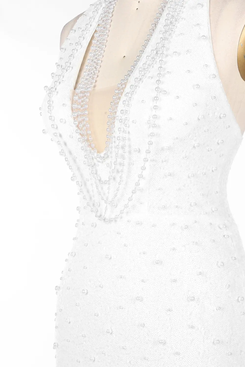 Vestido de noche blanco halter con perlas y espalda descubierta