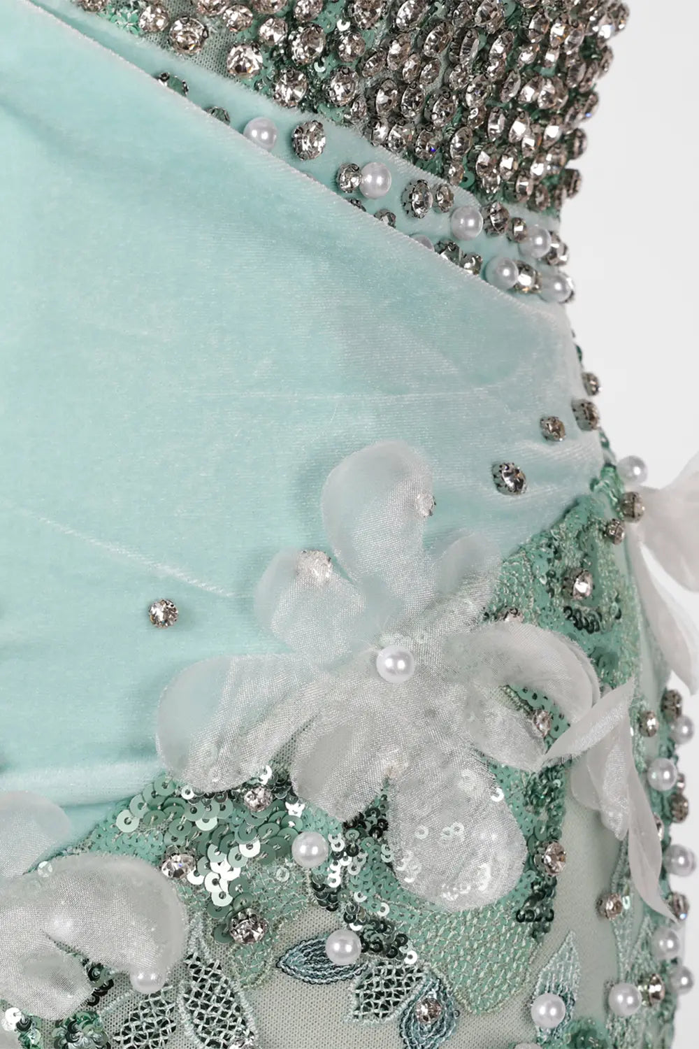 Vestido de noche verde palabra de honor con lentejuelas y flores
