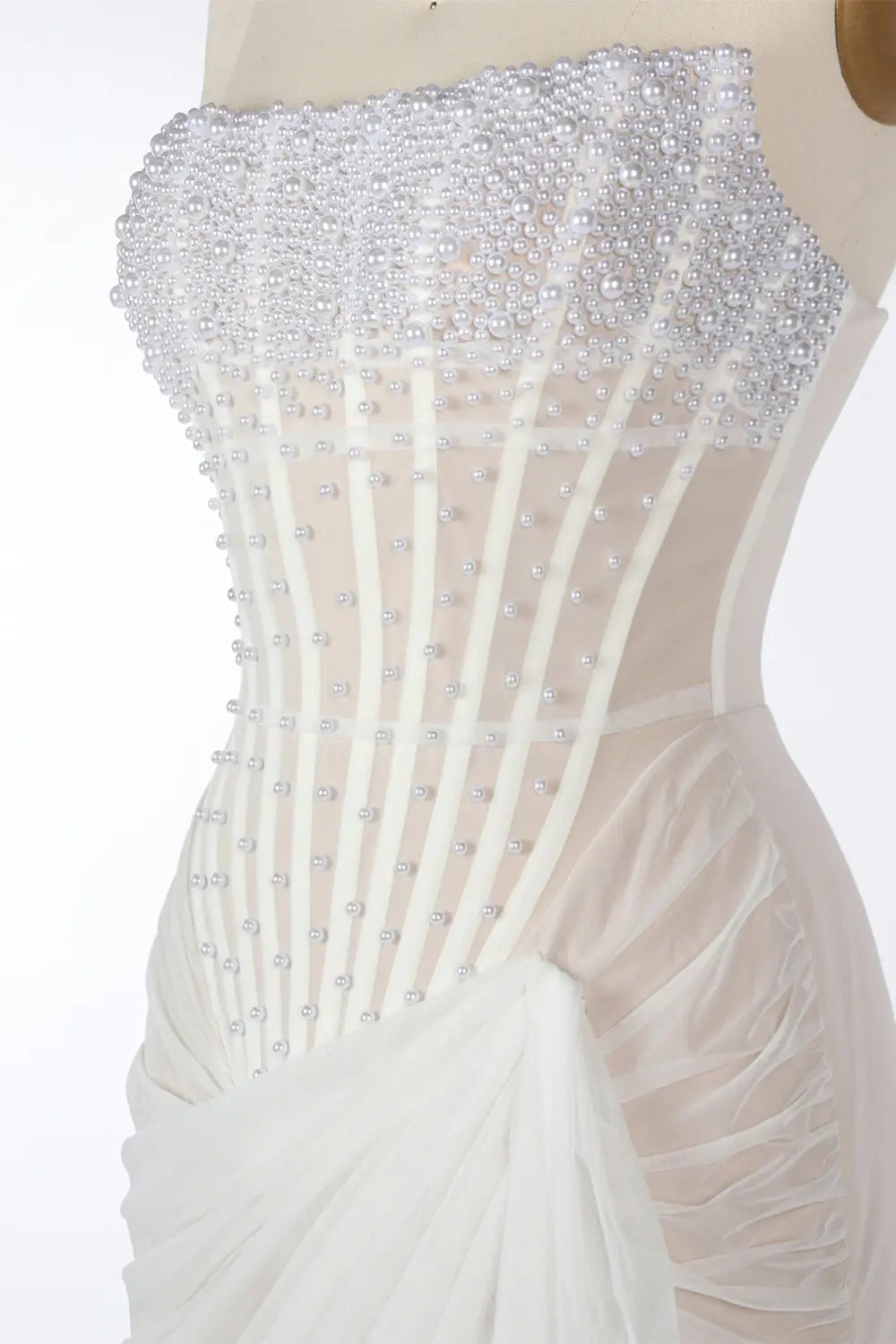 Vestido corto blanco palabra de honor con corsé drapeado y abalorios