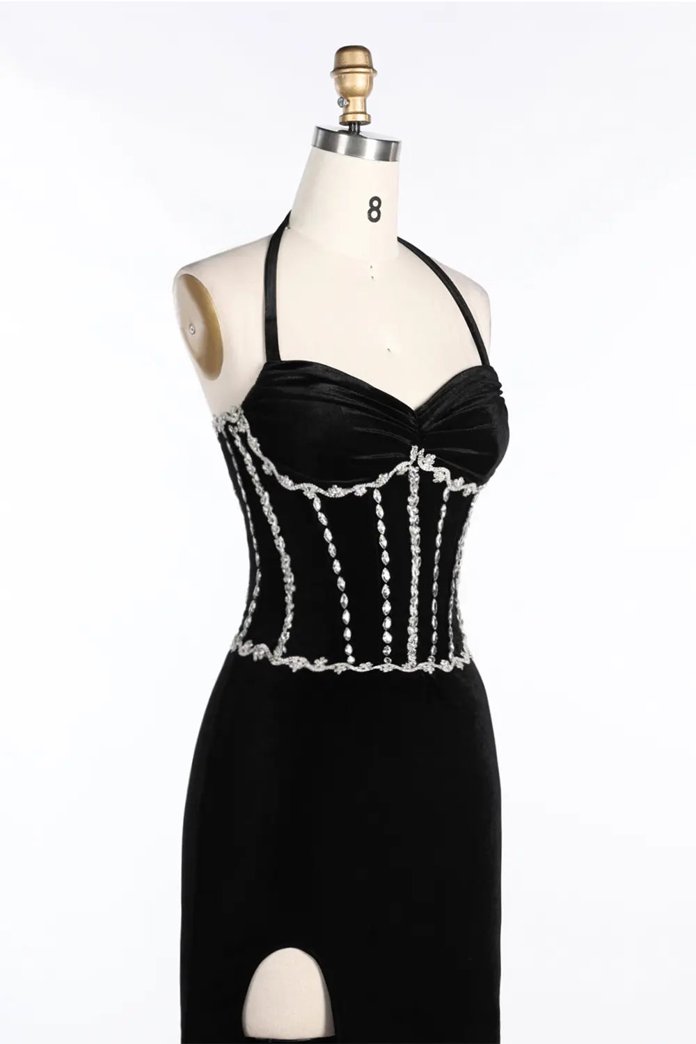 Vestido de noche negro de terciopelo halter con corsé y abertura