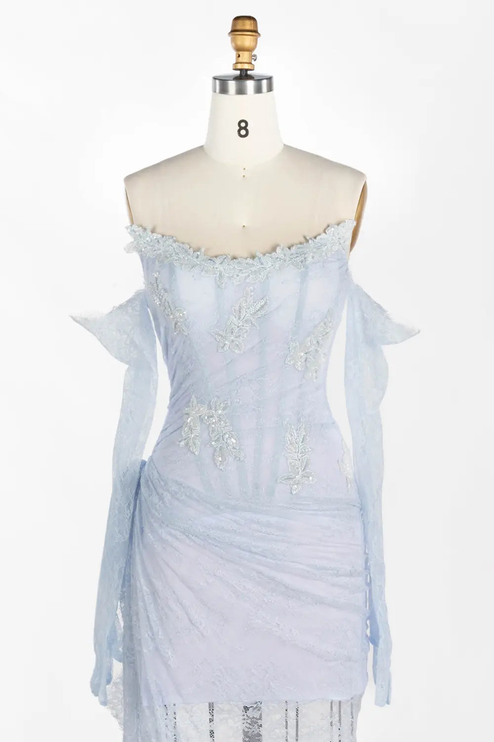 Vestido largo rosa con hombros descubiertos y encaje fruncido