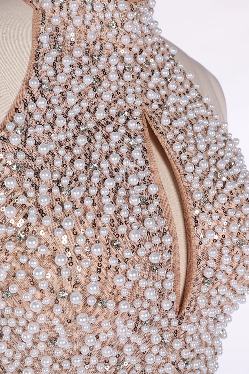 Vestido de noche champán de cuello alto con perlas y lentejuelas