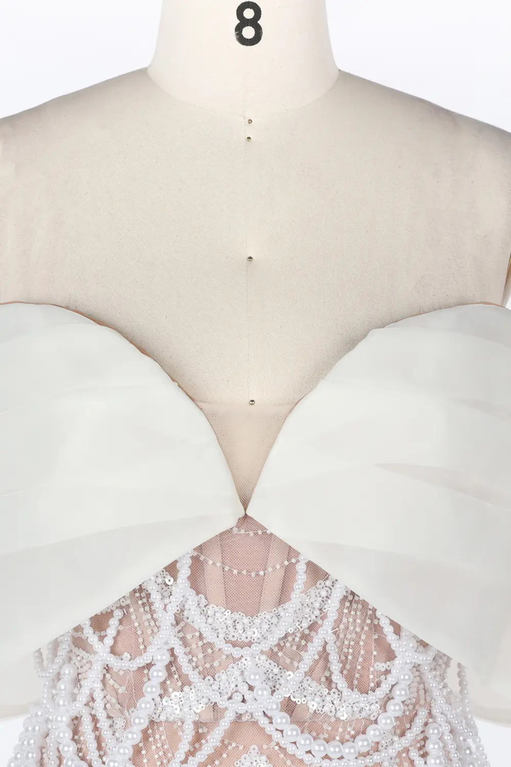 Vestido corto blanco nude con hombros descubiertos y perlas
