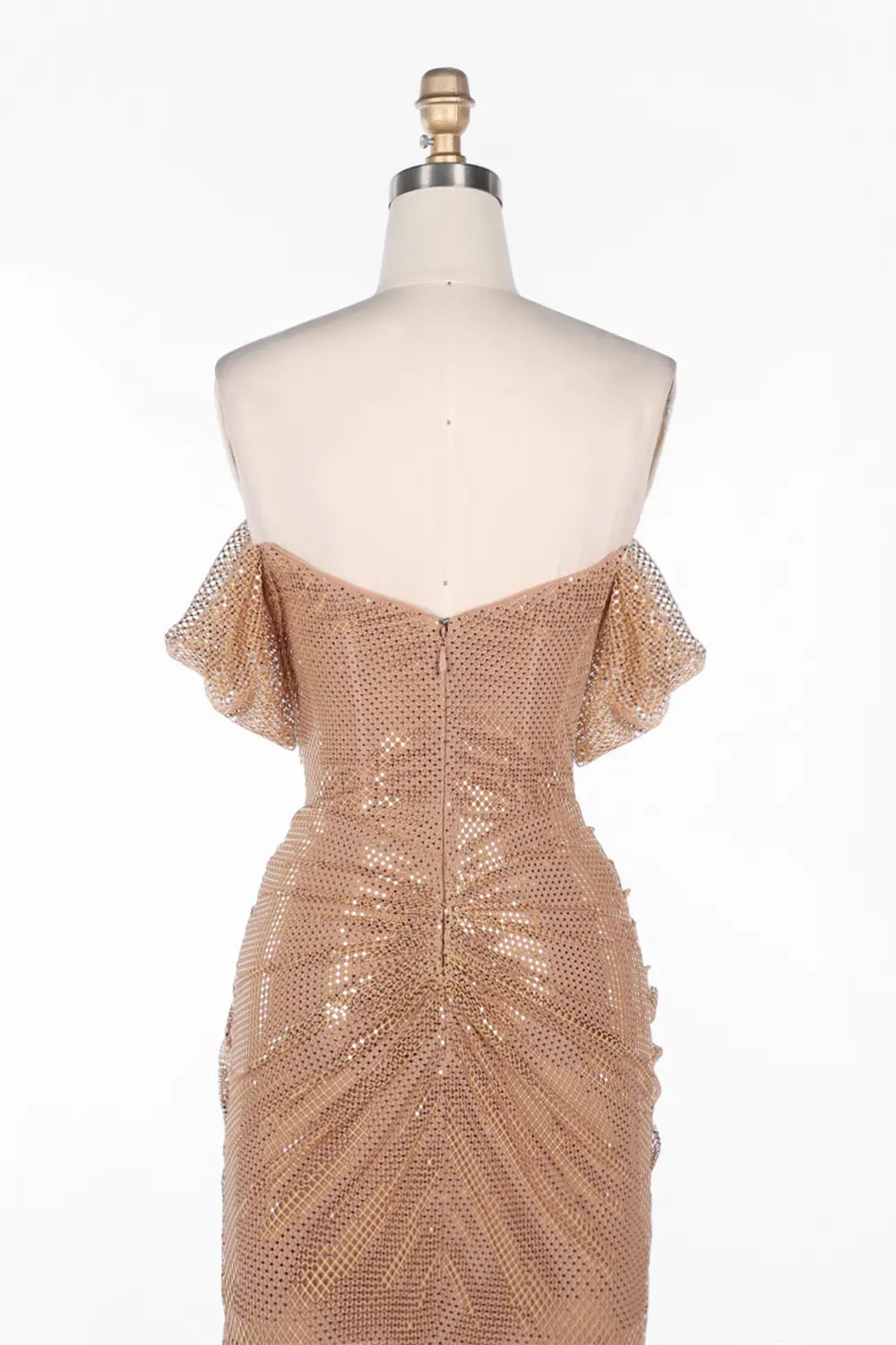 Vestido largo champán con hombros descubiertos y malla