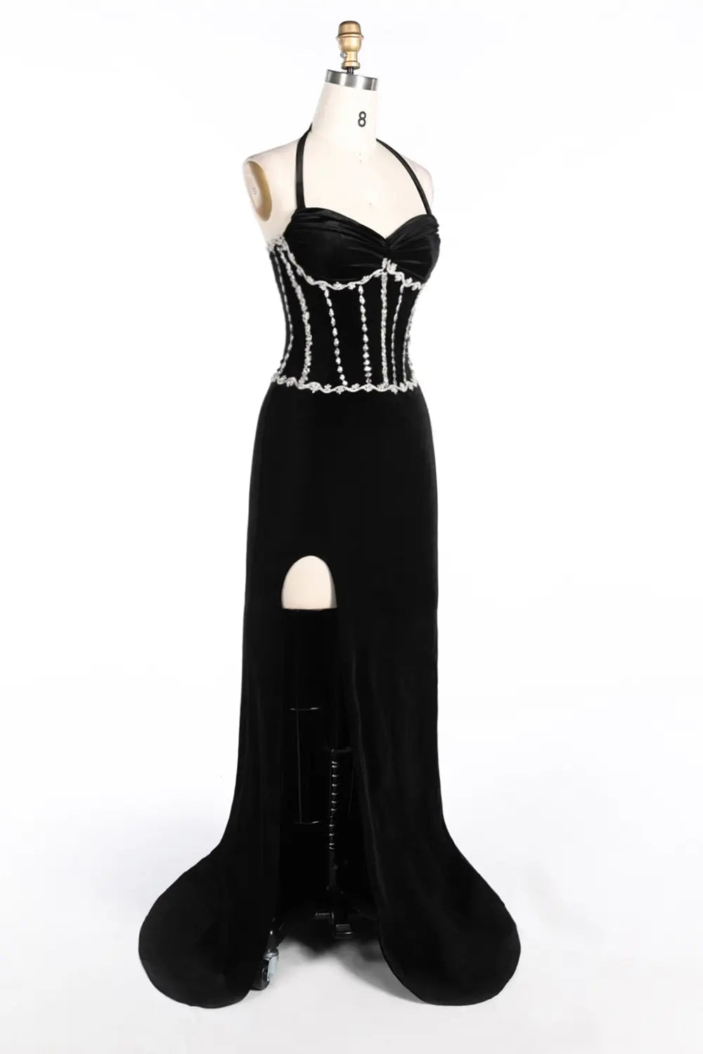 Vestido de noche negro de terciopelo halter con corsé y abertura