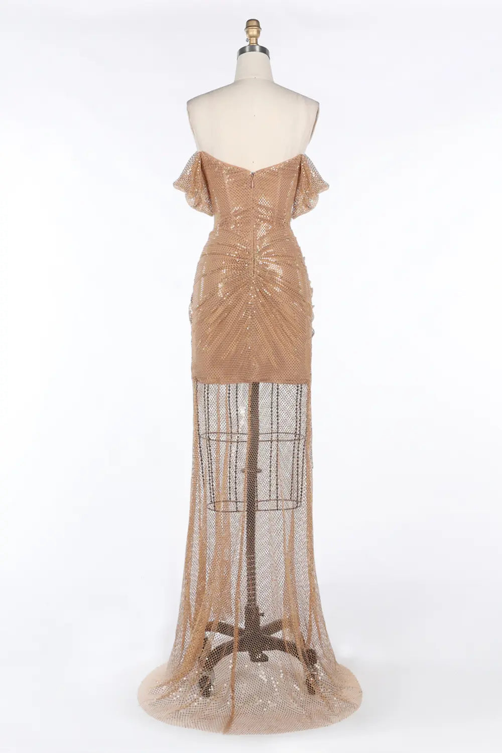 Vestido largo champán con hombros descubiertos y malla