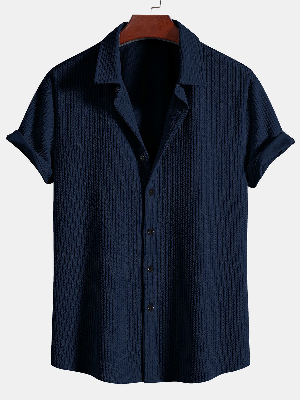 Camisa ajustada musculosa con botones y pantalones cortos