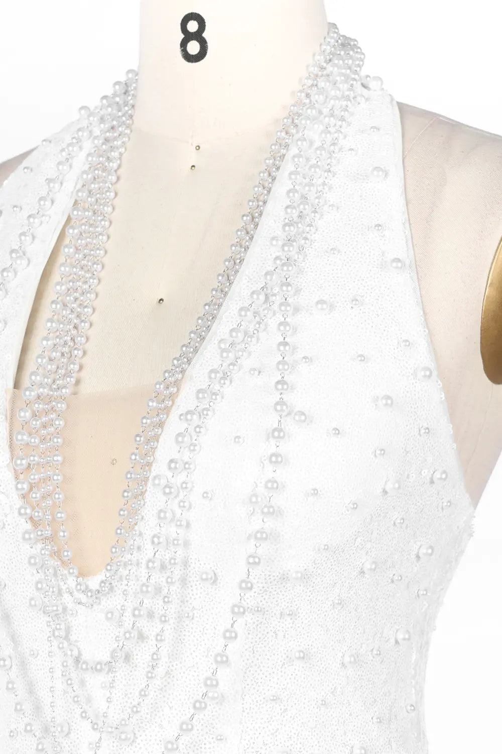 Vestido de noche blanco halter con perlas y espalda descubierta