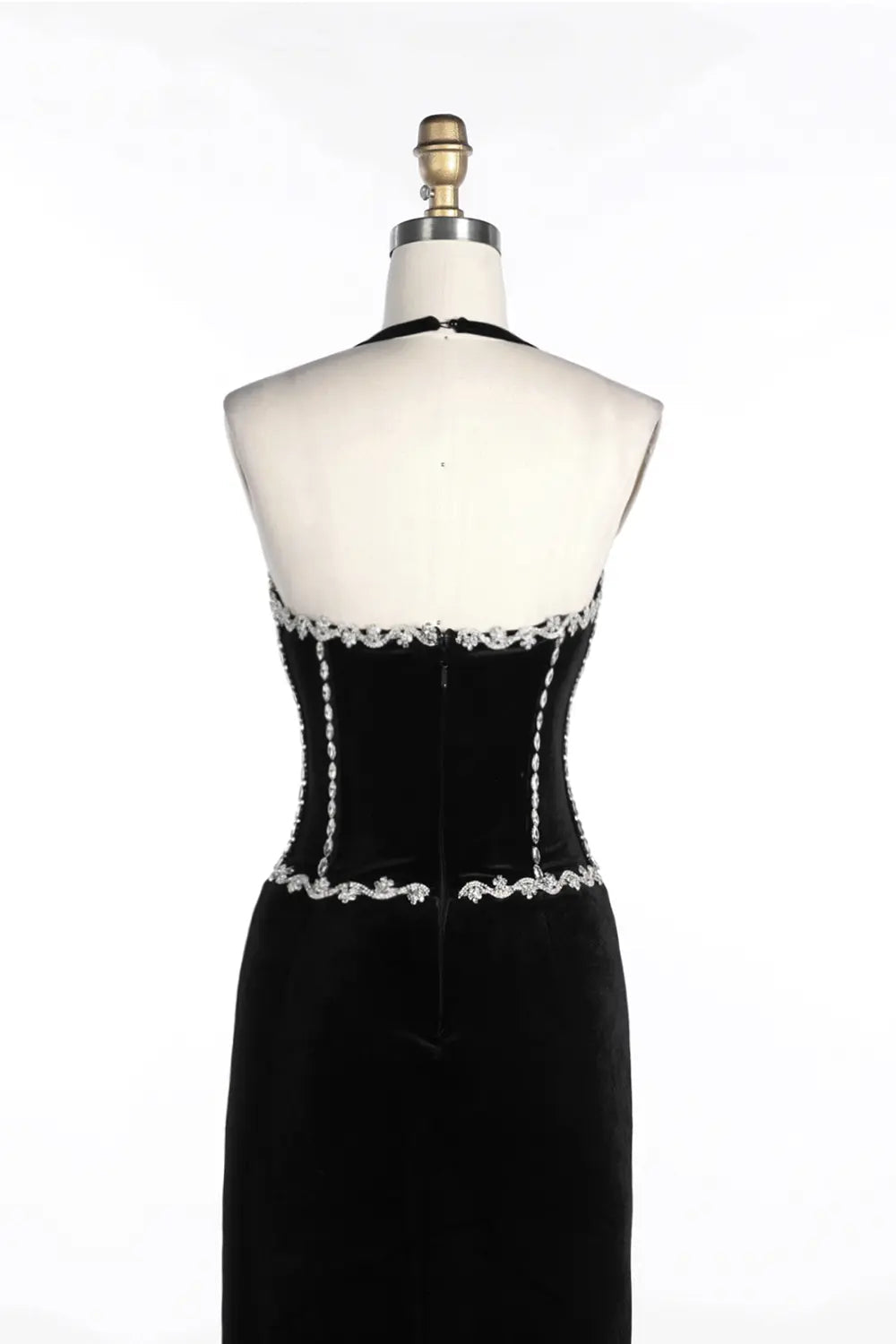 Vestido de noche negro de terciopelo halter con corsé y abertura