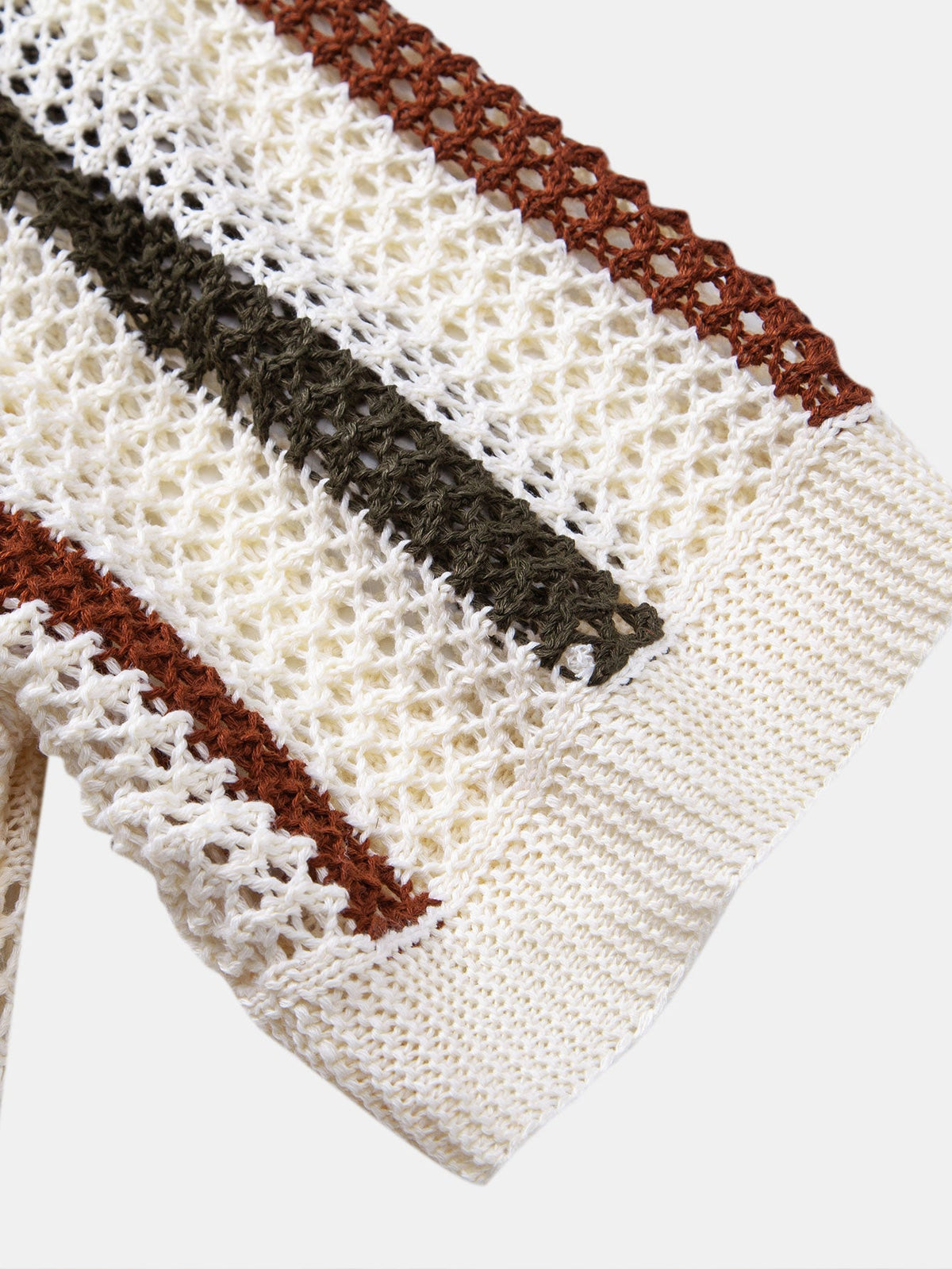 Polo de crochet a rayas con cuello en V