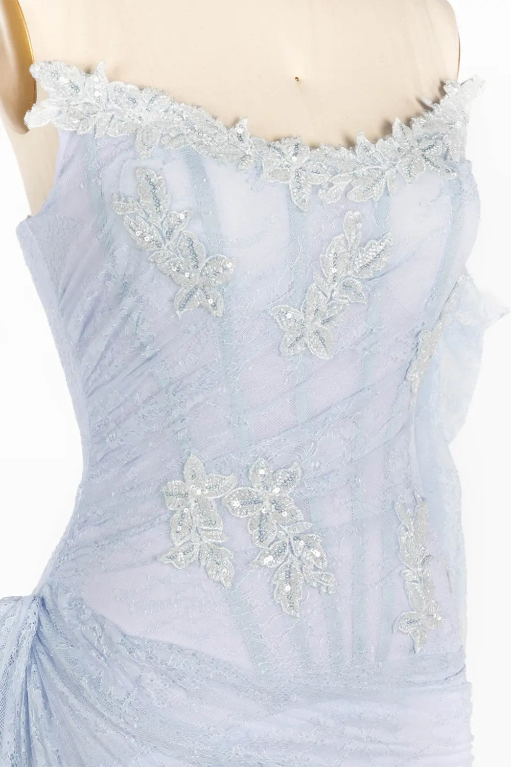 Vestido largo rosa con hombros descubiertos y encaje fruncido