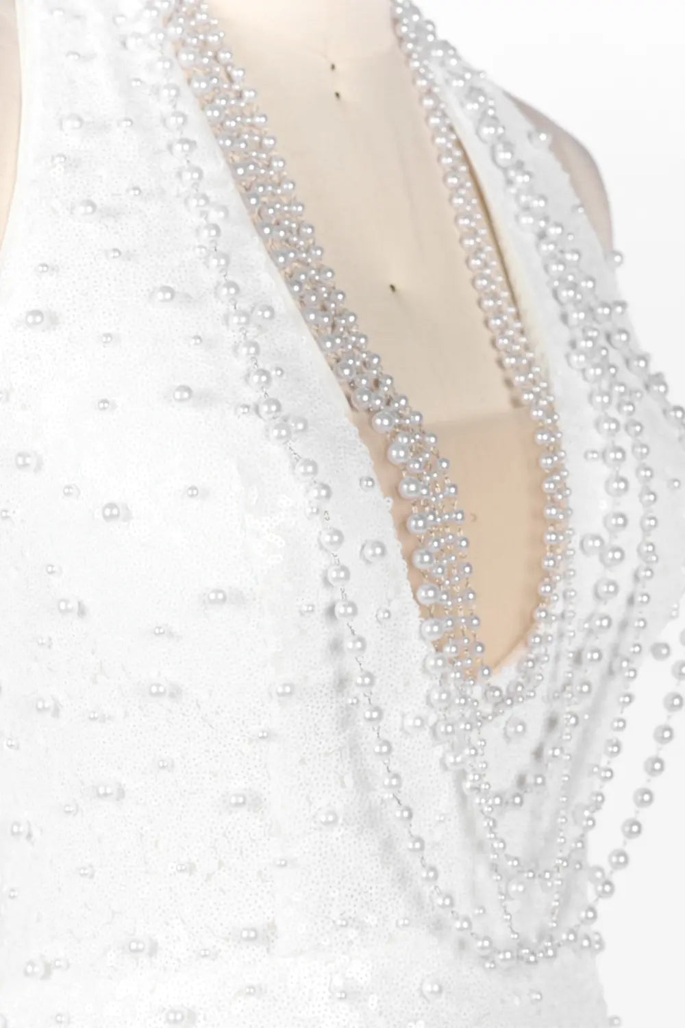 Vestido de noche blanco halter con perlas y espalda descubierta