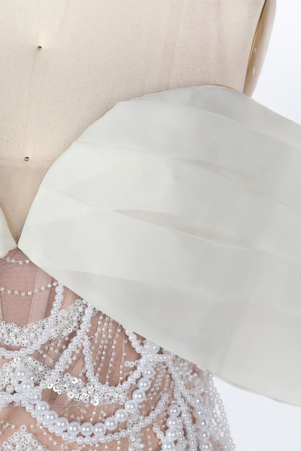 Vestido corto blanco nude con hombros descubiertos y perlas