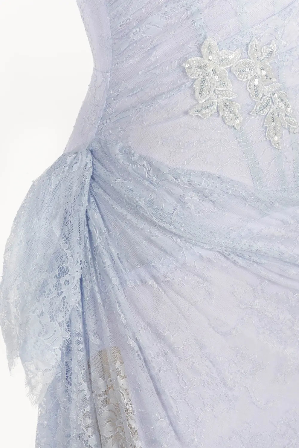 Vestido largo rosa con hombros descubiertos y encaje fruncido