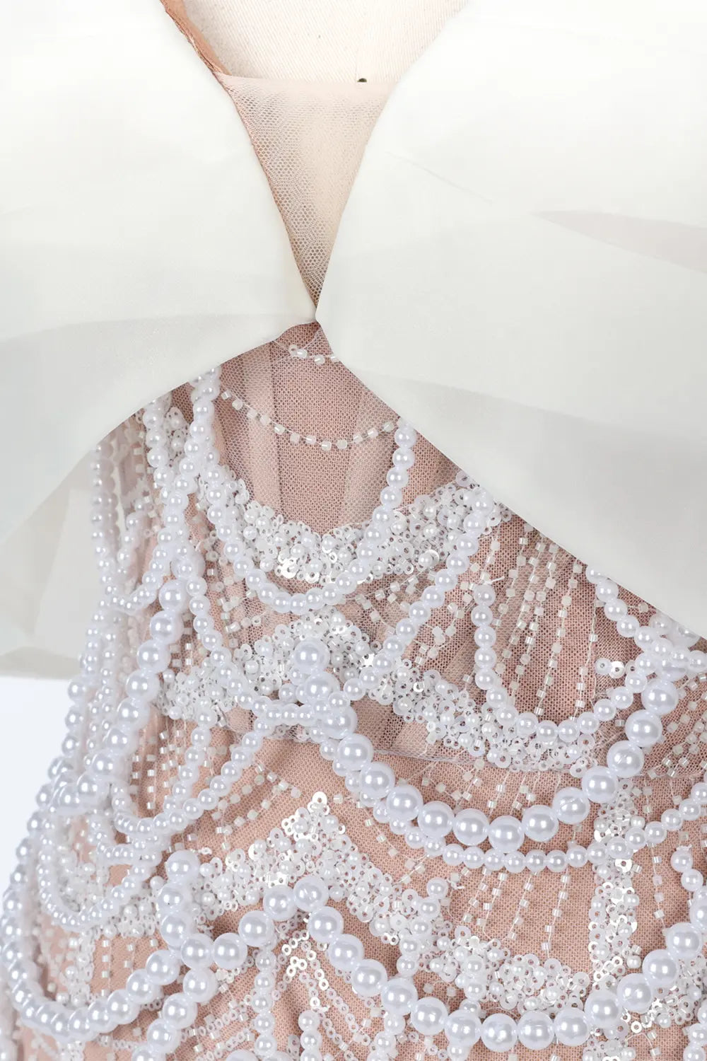 Vestido corto blanco nude con hombros descubiertos y perlas