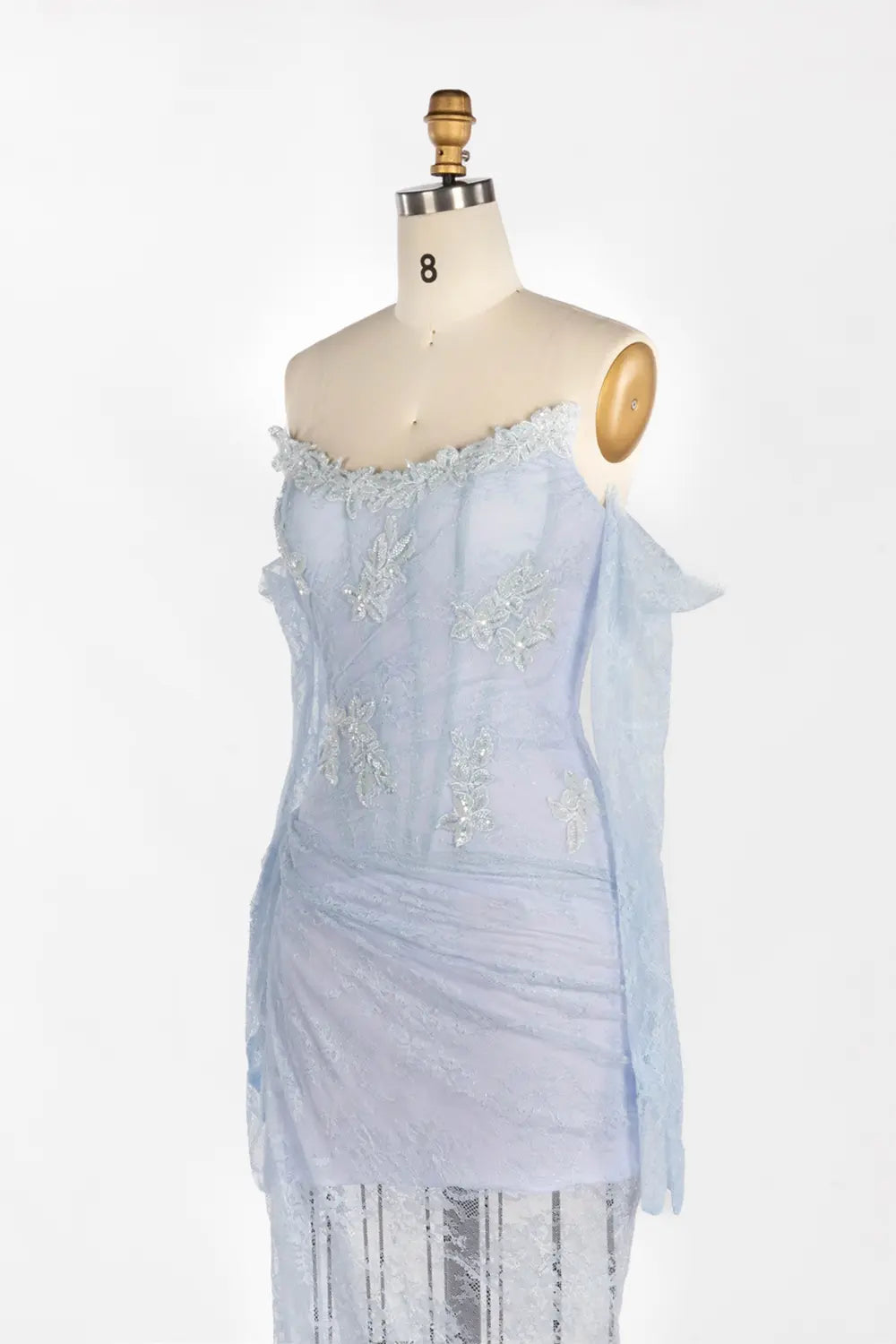 Vestido largo rosa con hombros descubiertos y encaje fruncido