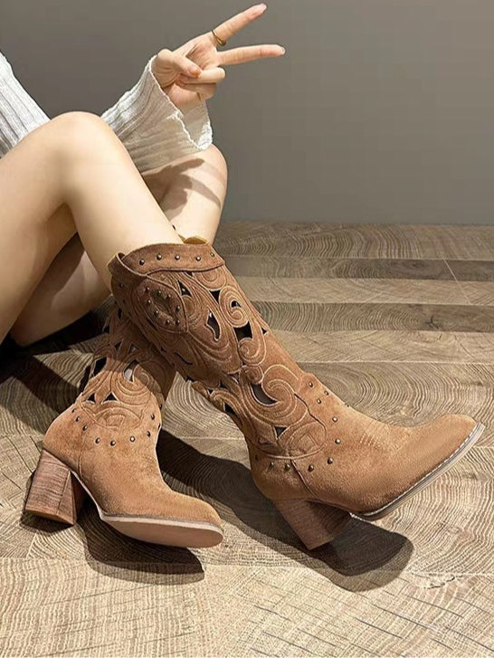 Botas camperas de ante con tacón ancho y calados bordados