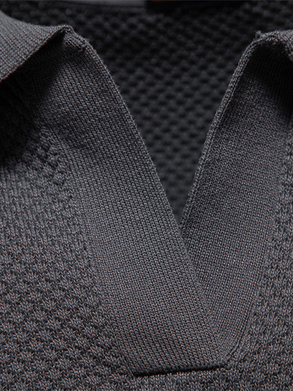 Polo de punto con textura de piña y cuello en V