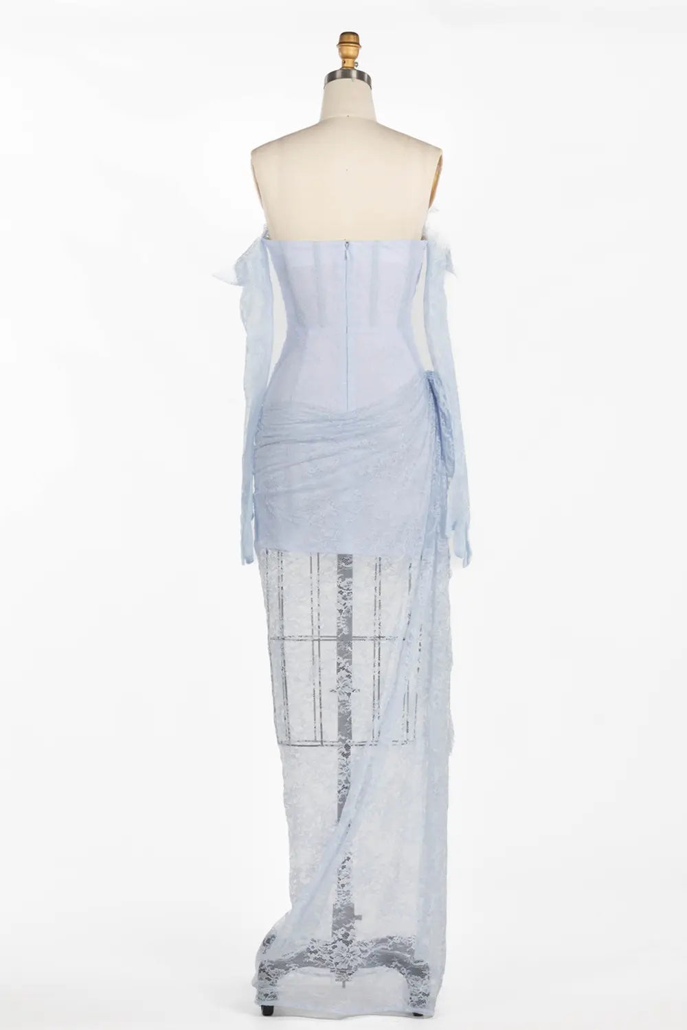 Vestido largo rosa con hombros descubiertos y encaje fruncido