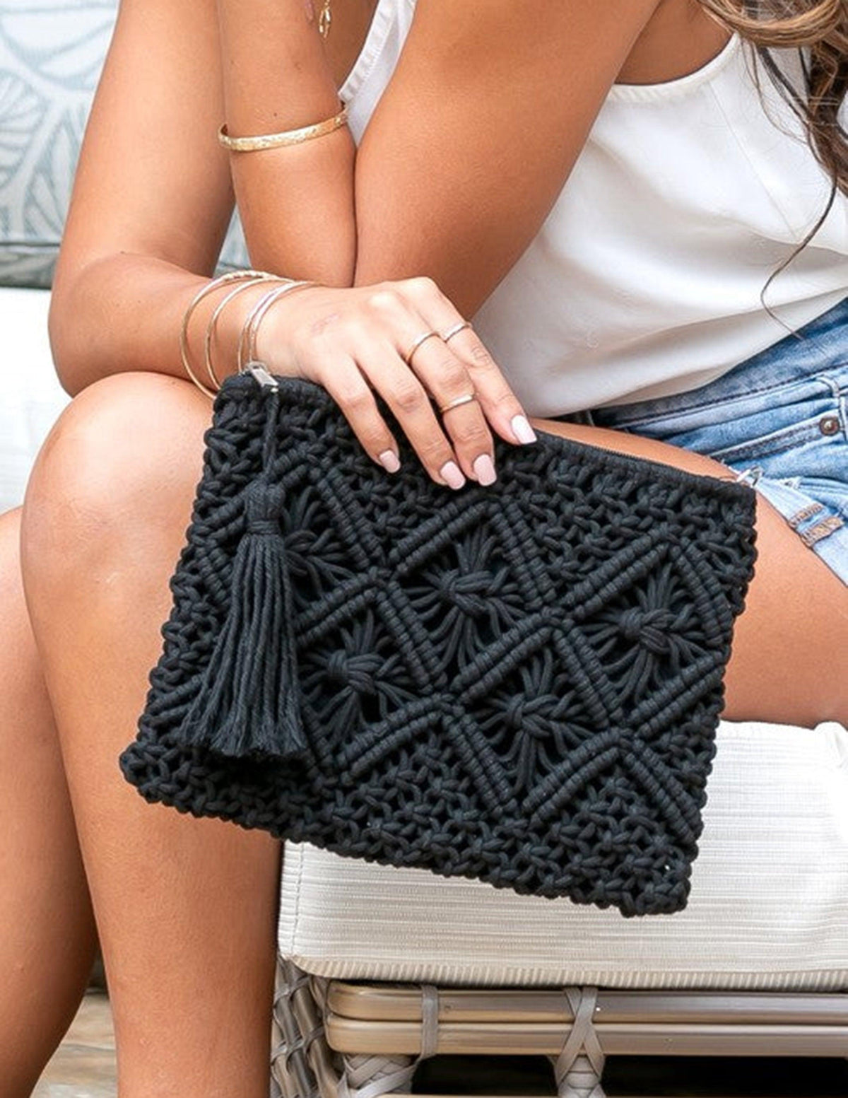 Clutch de macramé con borlas y dibujo de rombos