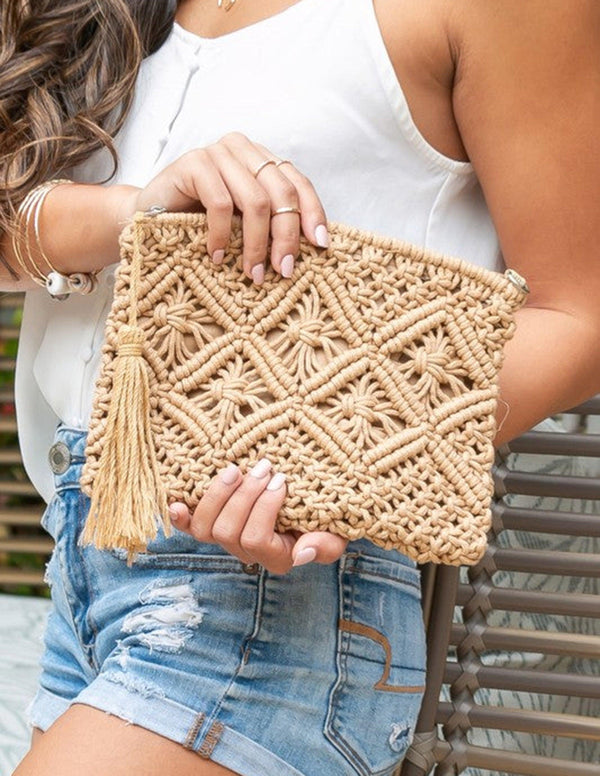 Clutch de macramé con borlas y dibujo de rombos