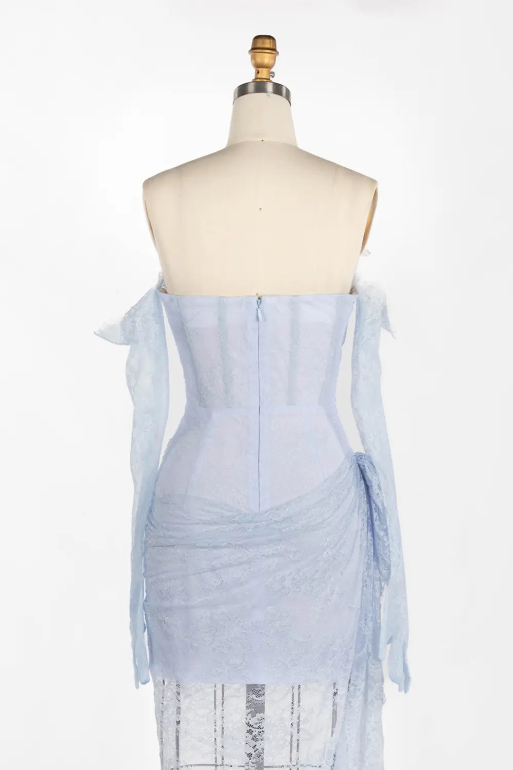 Vestido largo rosa con hombros descubiertos y encaje fruncido
