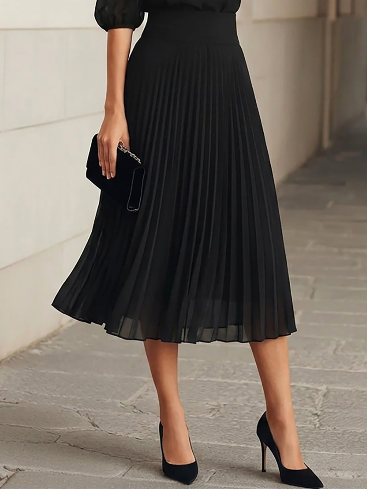 Conjunto de tres piezas negro: top de gasa y falda midi plisada