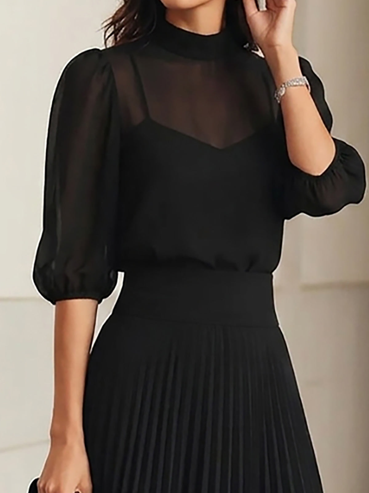 Conjunto de tres piezas negro: top de gasa y falda midi plisada