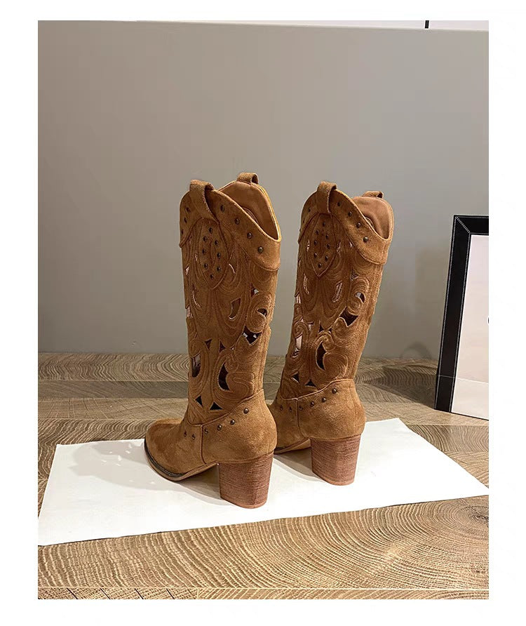 Botas camperas de ante con tacón ancho y calados bordados