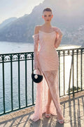 Vestido largo rosa con hombros descubiertos y encaje fruncido