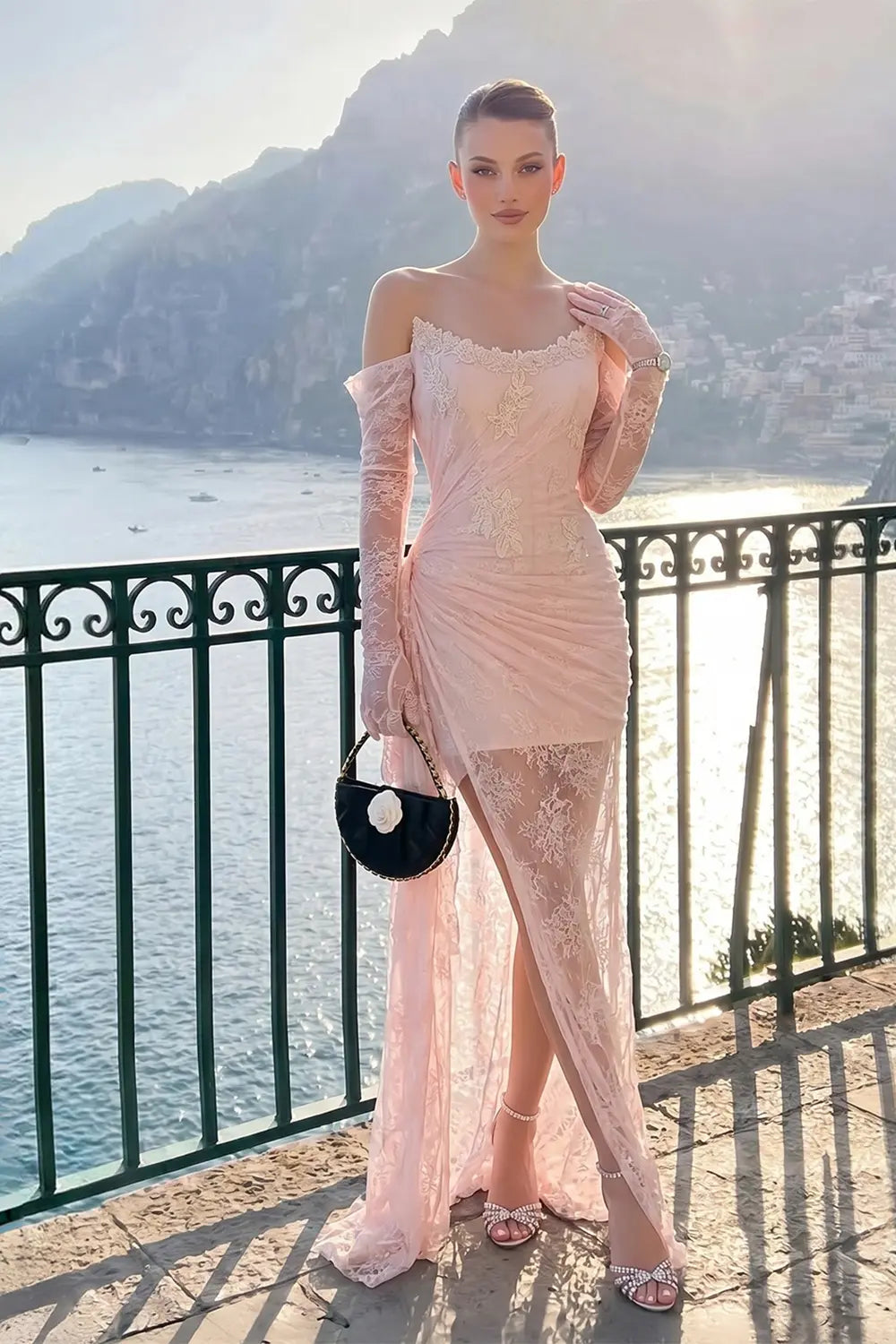 Vestido largo rosa con hombros descubiertos y encaje fruncido