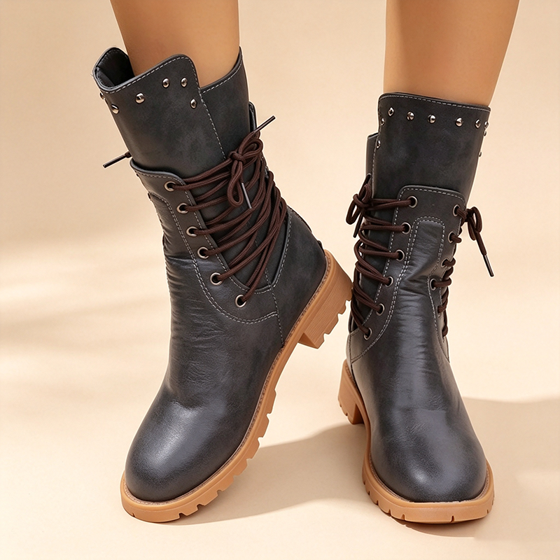 Botas vintage con tachuelas y cordones hasta media pierna