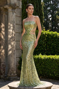 Vestido de noche verde palabra de honor con lentejuelas y aberturas