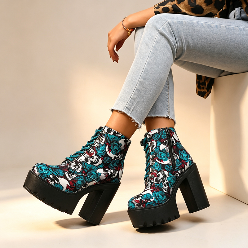Botines con plataforma y estampado de calavera y rosas