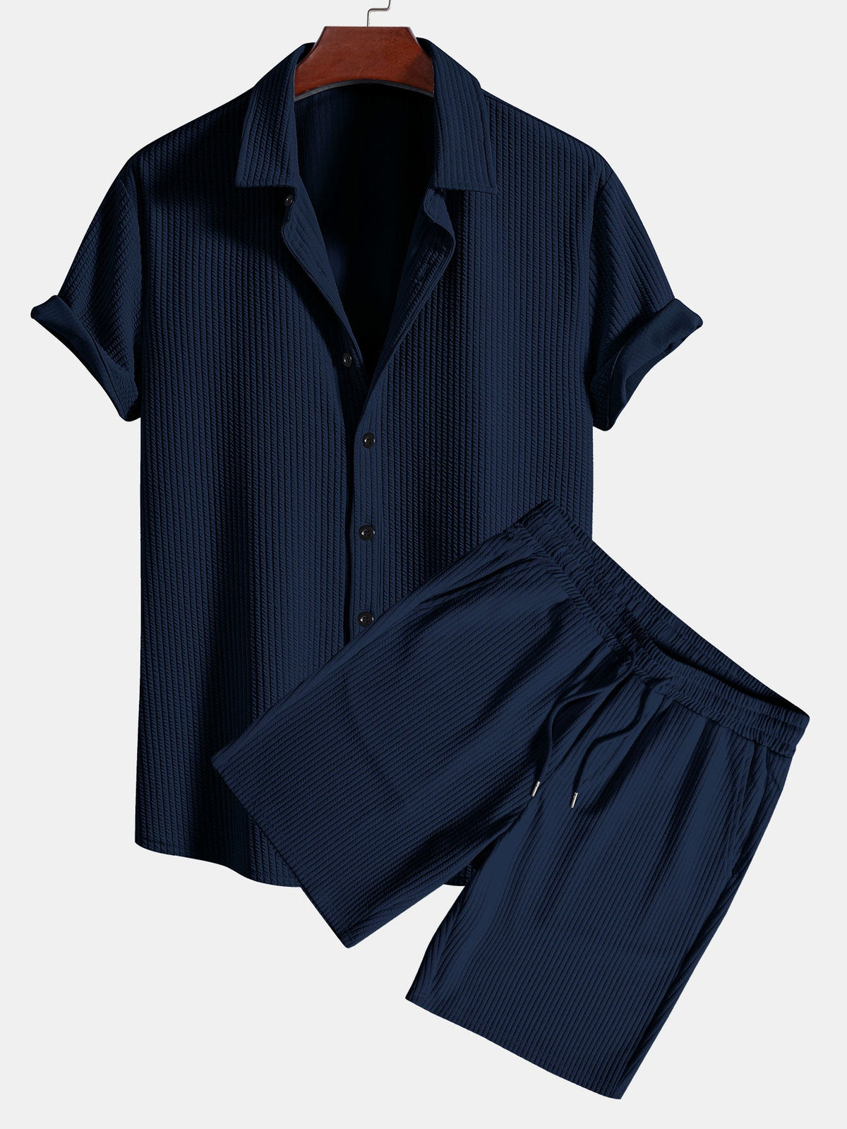 Camisa ajustada musculosa con botones y pantalones cortos
