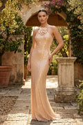 Vestido de noche nude con lentejuelas, cuello halter y espalda descubierta