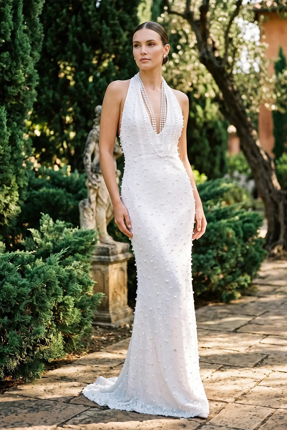 Vestido de noche blanco halter con perlas y espalda descubierta