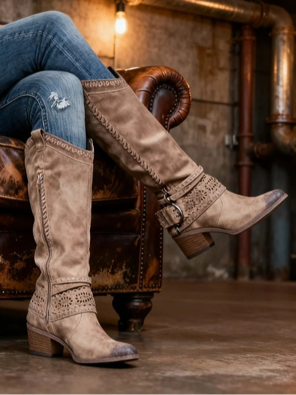 Botas altas vintage con hebillas decorativas