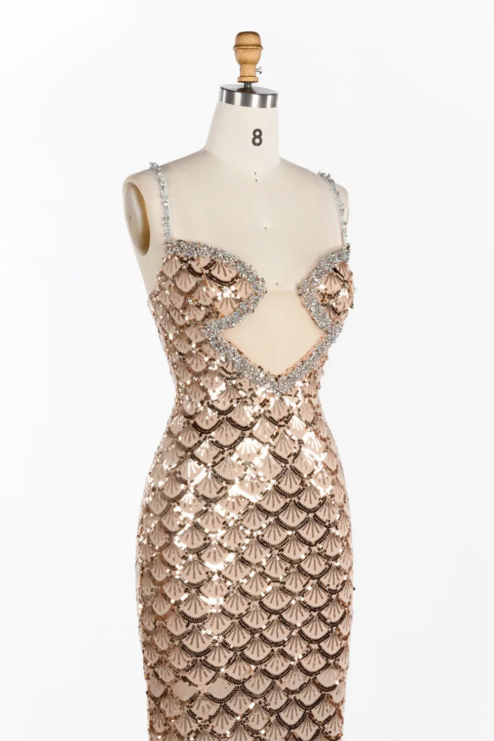 Vestido largo plateado de tirantes con lentejuelas y escote calado
