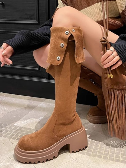 Botas marrones largas sobre la rodilla