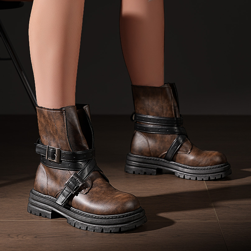 Botas retro con plataforma y tira con hebilla