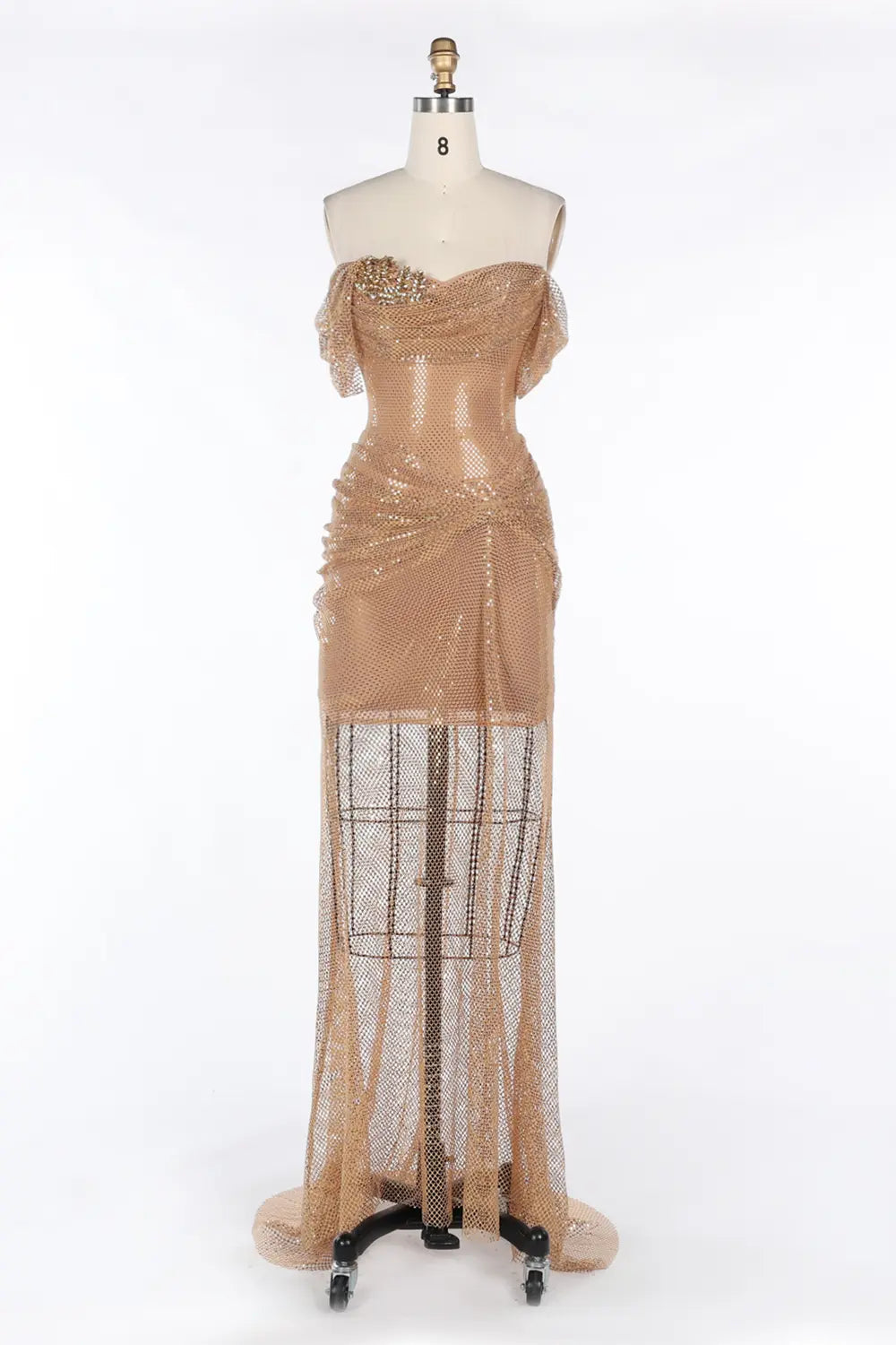 Vestido largo champán con hombros descubiertos y malla