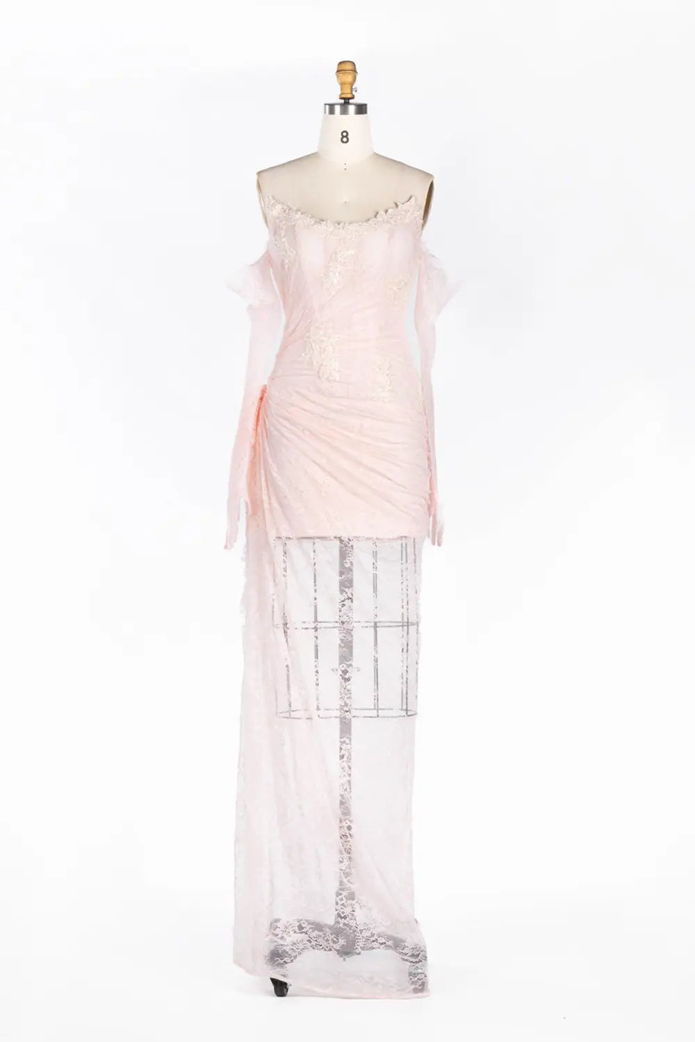 Vestido largo rosa con hombros descubiertos y encaje fruncido