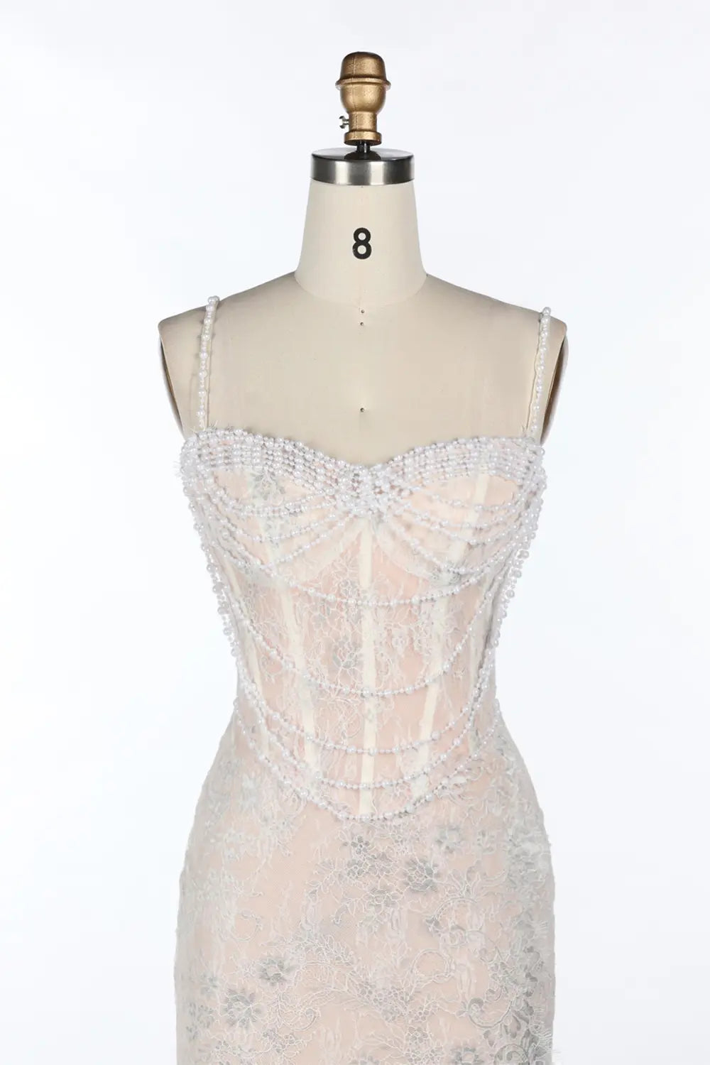 Vestido de noche champán con corsé, perlas y abertura