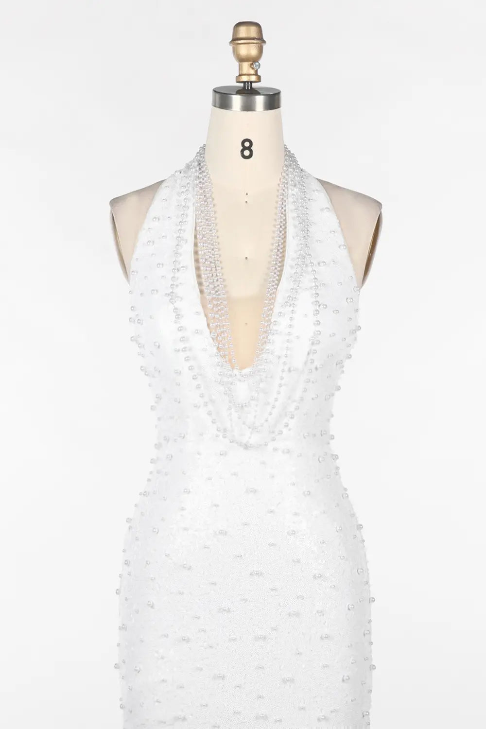 Vestido de noche blanco halter con perlas y espalda descubierta