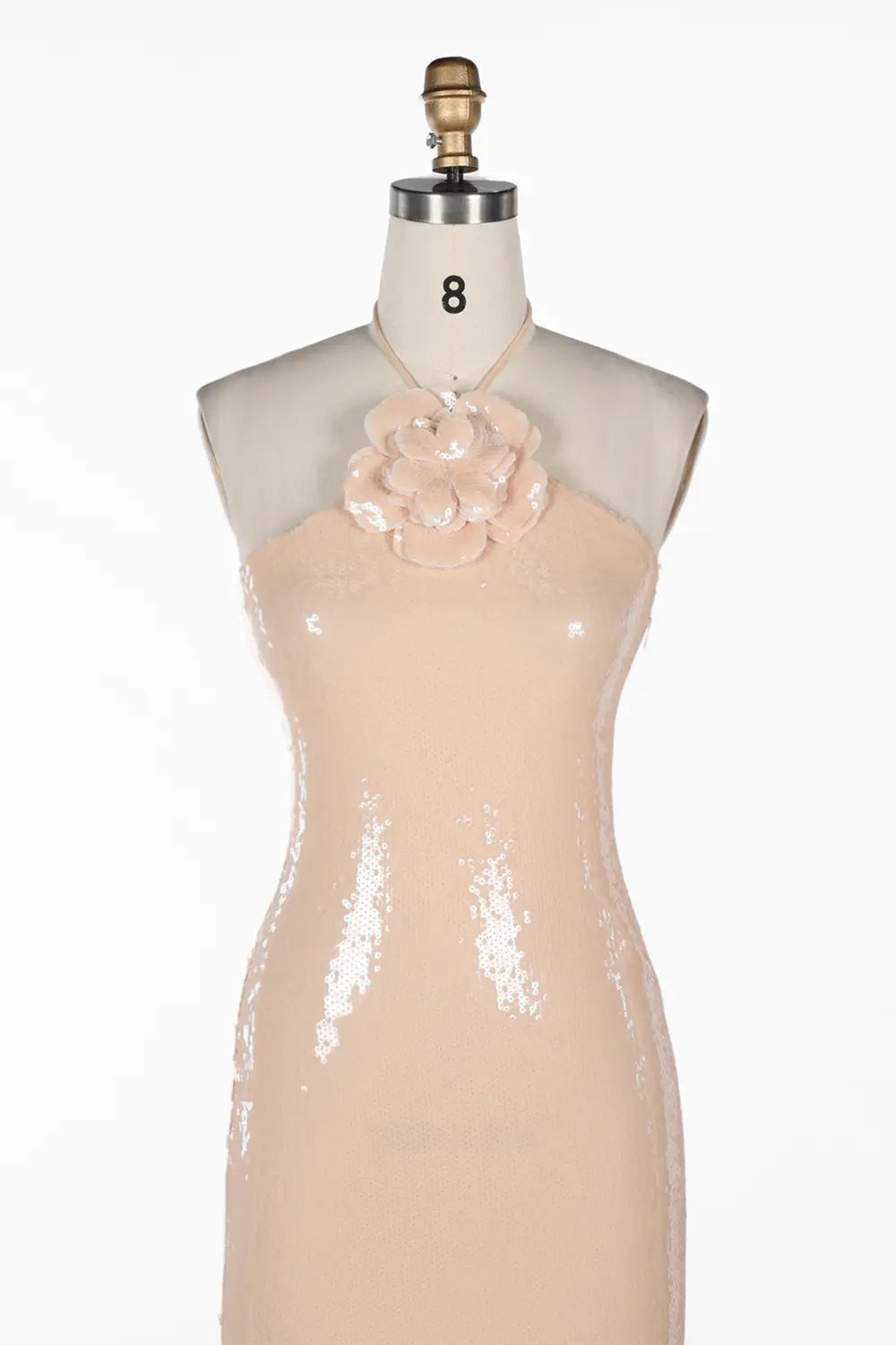 Vestido de noche nude con lentejuelas, cuello halter y espalda descubierta