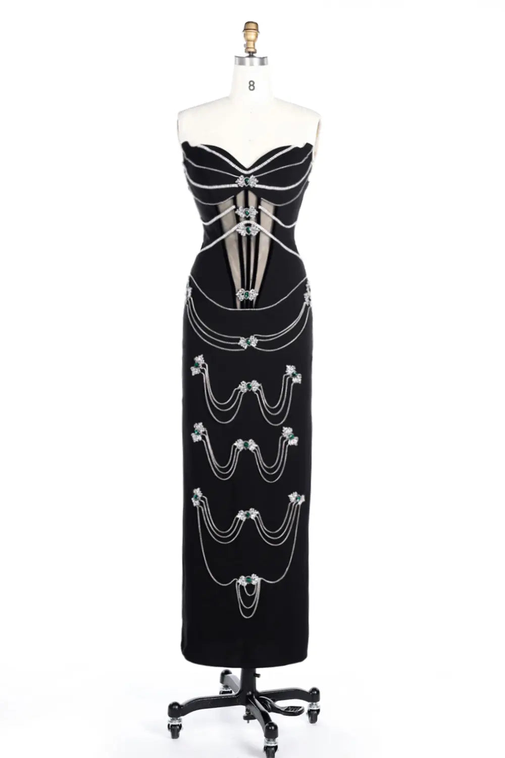 Vestido de noche negro con corsé y cadenas de strass