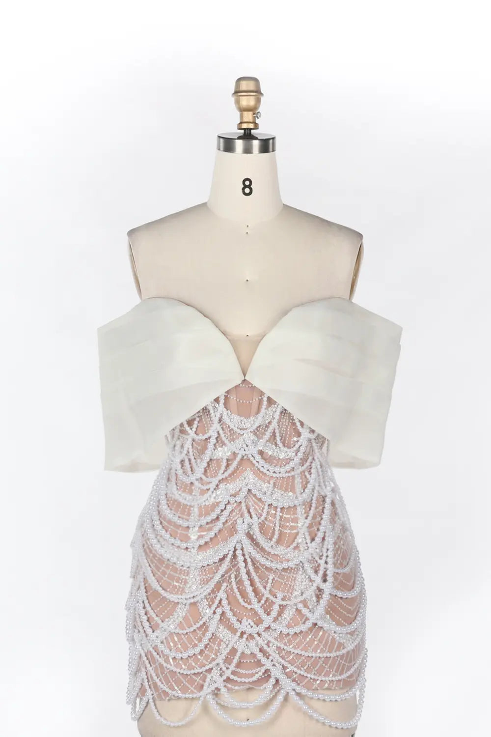 Vestido corto blanco nude con hombros descubiertos y perlas