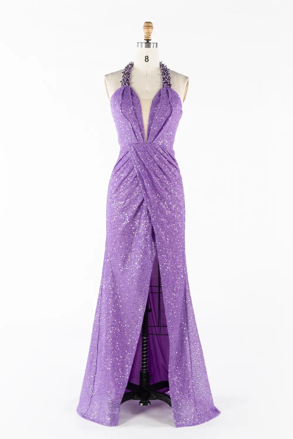 Vestido largo morado halter con abalorios, lentejuelas y abertura alta