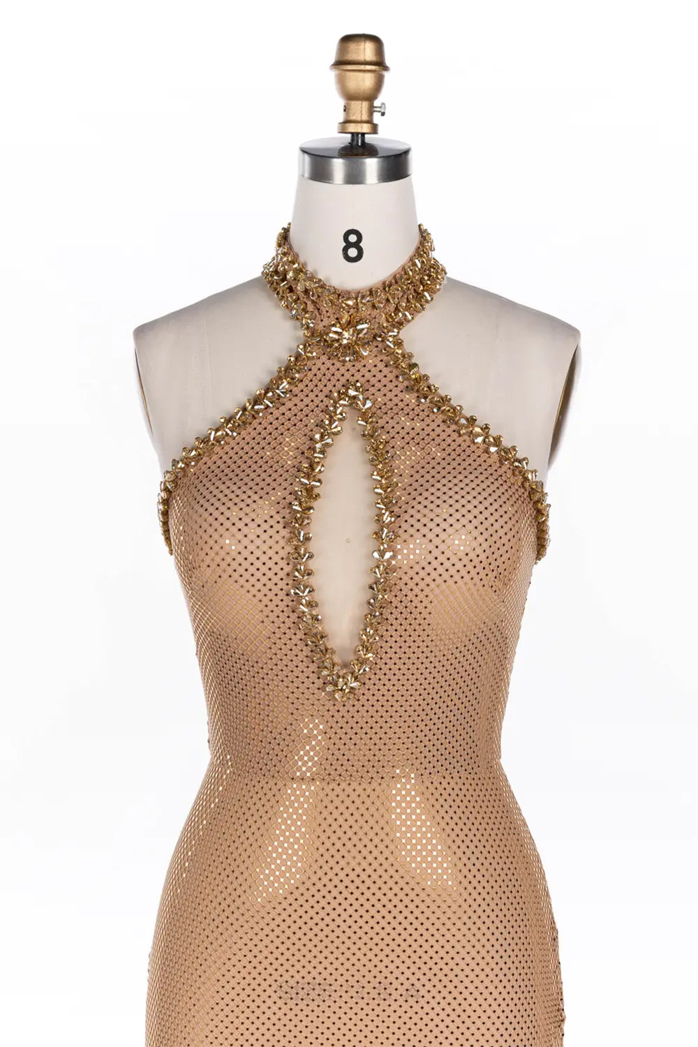 Vestido de noche nude con cuello halter, malla y cristales